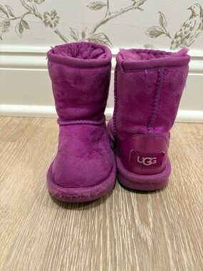 UGG Girls' Mini Suede Boots in Fuchsia
